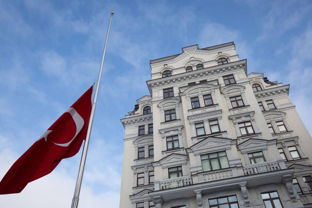 TBMM'deki bütün bayraklar yarıya indirilirken o bayrağa dokunulmadı! Bakın neden... 32